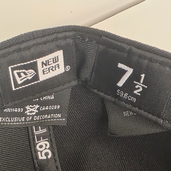 Lot Of 2 VGUC New Era NFL Carolina Panthers 59Fifty Fitted Hats Size 7 1/2 - Picture 8 of 14